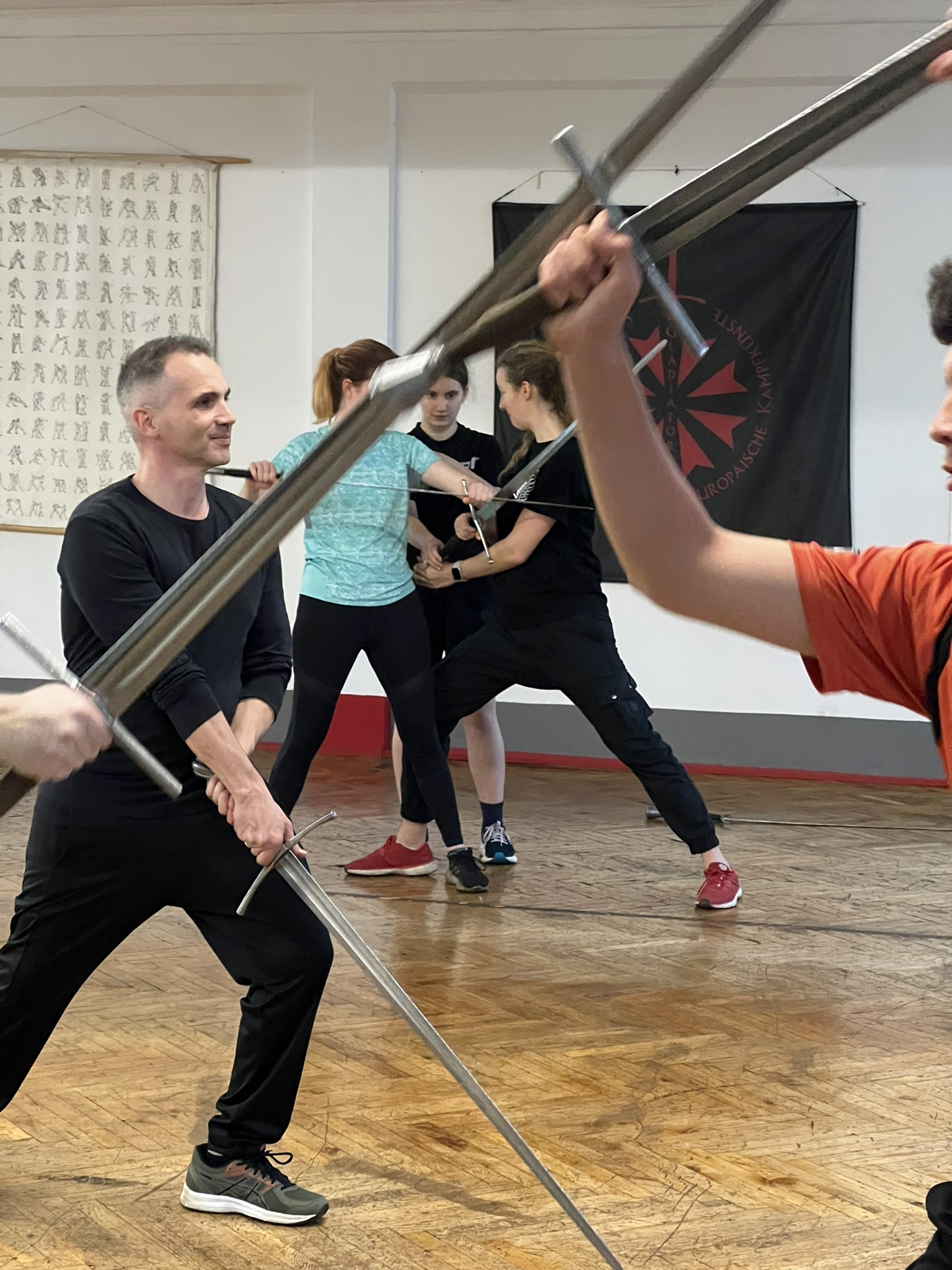 Training group with longswords in the hall in Karlsruhe-Mühlburg
