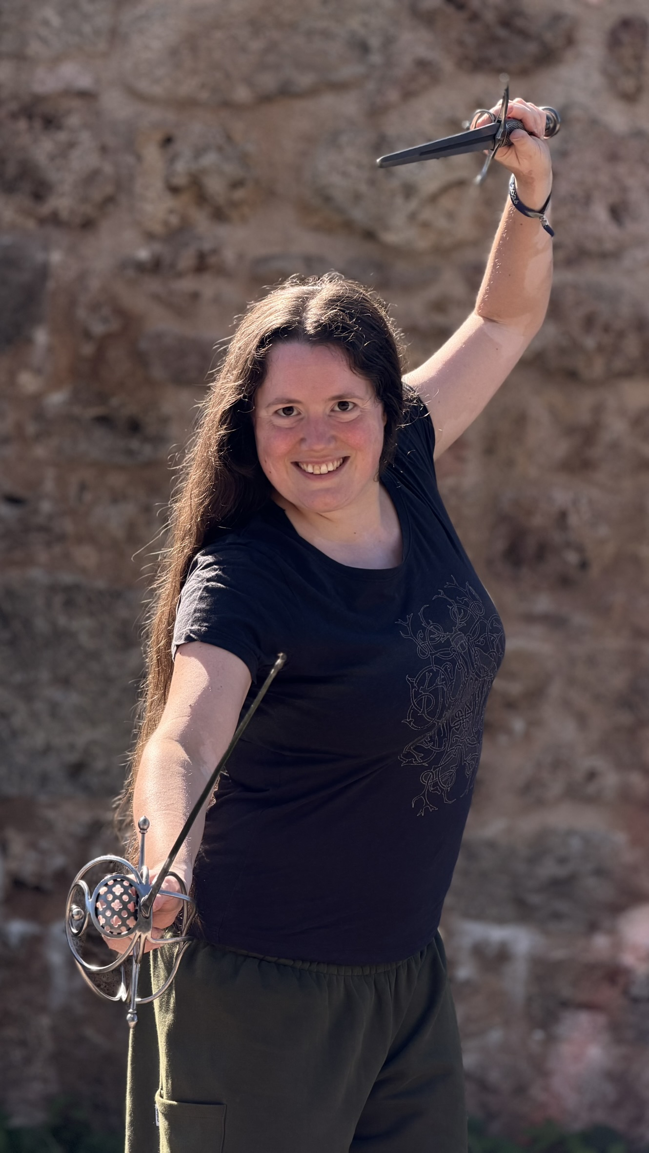 Clara mit Rapier und Dolch